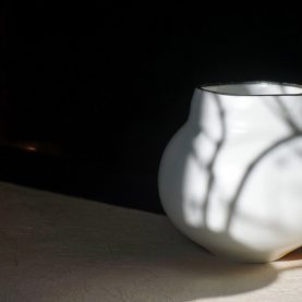 小坂明_覆輪白磁花器