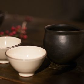 小坂明_紅口白磁杯 拭漆公道杯